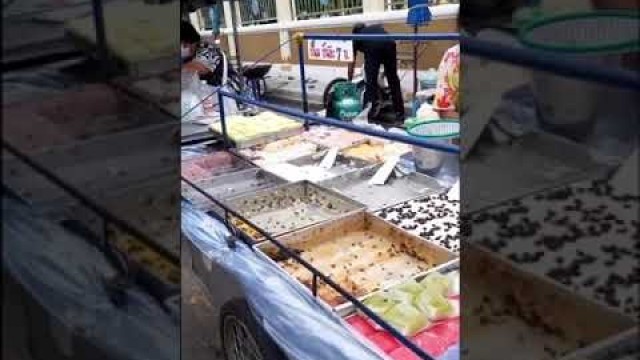 'Yummy sweet honey cakes at Thai street food stall attracting bees #Shorts'