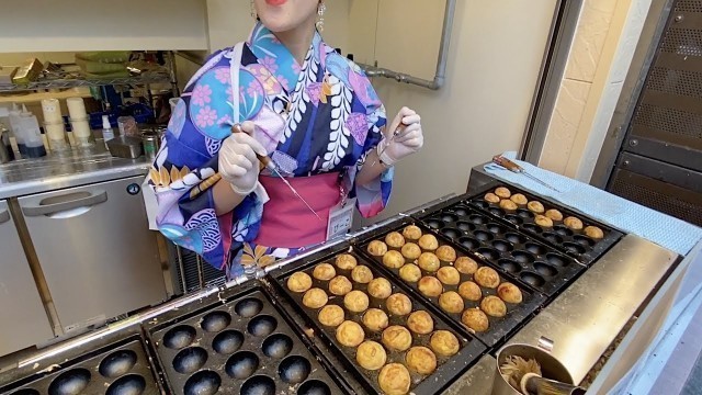 'Japanese Street Food in OSAKA - TAKOYAKI Dikoku Dotonbori  たこ焼き - ダイコクドラッグ - 道頓堀'