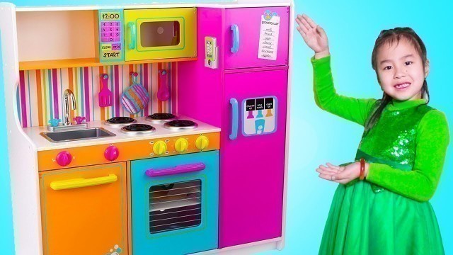 'Jannie Pretend Play Cooking Food Challenges with Giant Kitchen Toy'