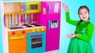 'Jannie Pretend Play Cooking Food Challenges with Giant Kitchen Toy'