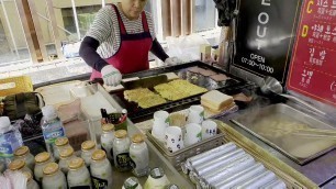 'Street Food in Myeongdong Seoul Korea / Grilled Omelette Sandwich (Vegetable, Egg, Ham and Cheese)'