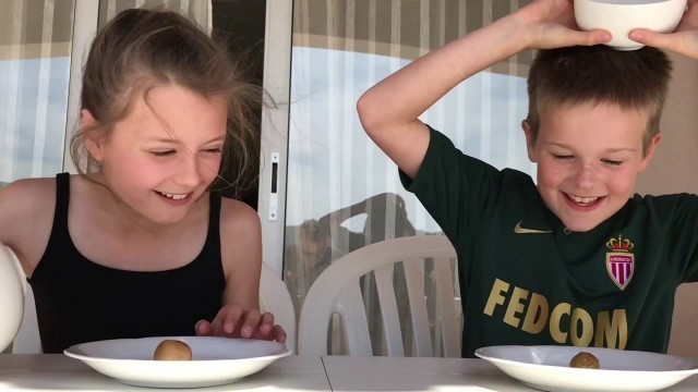 'VLOG#11 - Gilles in Frankrijk - Gummy Food versus Real Food Challenge'