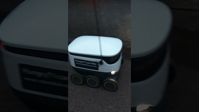 '#Robot in food delivery...#GPS tracking #Ontime #Smart boy