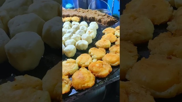 'शुक्ला चाट हाउस | Lucknow Street Food | Famous aloo tikki'