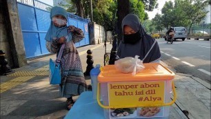 'SEMANGAT IBU MAYA !!! BERJUALAN KUE SETIAP PAGI BARENG ANAKNYA - INDONESIAN STREET FOOD'