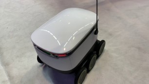 'Food delivery robot starship'