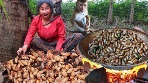 'Woman baby monkey catch coconut worm | Cooking chicken and worm eating delicious | survival Skills'