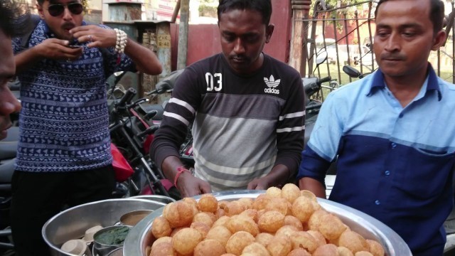 'Indian Street Food - Lucknow`s  Local Food - Pani ke Batashe / Pani Puri Multi Flavor'