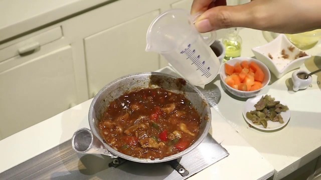 'Miniature Cooking: Chicken Caldereta (DIY) (Mini Food) (ASMR) (Food cooking)'