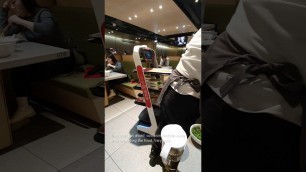 '伦敦海底捞可爱的送餐机器人 Food delivery robot at Haidilao Hotpot London'