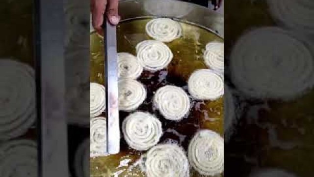 'GARAMA GARAM JALEBA #lucknow #jalebi #streetfood #shorts #youtuber #yummy #foodie #dilsefoodie #yum'