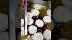 'GARAMA GARAM JALEBA #lucknow #jalebi #streetfood #shorts #youtuber #yummy #foodie #dilsefoodie #yum'