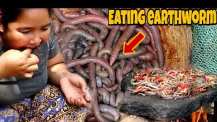 'Primitive technology earthworm| Cooking and eating worms'