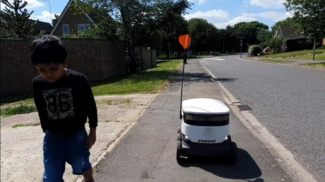 'ഫുഡ്ഡുമായി റോബോട്ട് എത്തിയപ്പോൾ |Starship Robot Delivery | England | UK Malayalam Vlog | Mallu in UK'