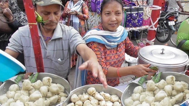 'Smiley Happy Husband Wife Selling Veg Momo - 4 Piece @ 10 rs - Lucknow Street Food'