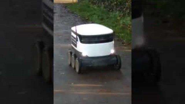 'Robot Food Delivery. #shorts #robot #starshiptechnologies'