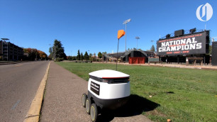 'Robots offer \"contactless\" food delivery to Oregon State students'