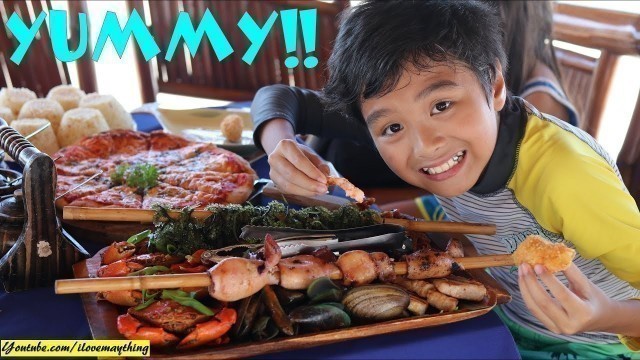 'Hulyan and Maya\'s Boodle Fight! Hulyan and Maya are Enjoying the Food. Family Toy Channel'