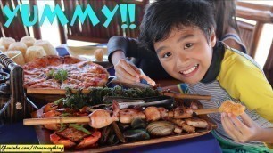 'Hulyan and Maya\'s Boodle Fight! Hulyan and Maya are Enjoying the Food. Family Toy Channel'