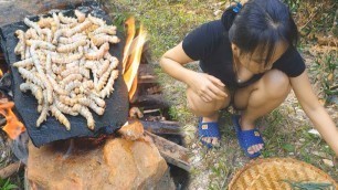 '@Primitive Food Beautiful Girl Cooking Worm on Rock - Eating Delicious'