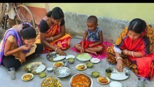 'সবাই একসাথে খাওয়ার মজাই আলাদা || Baganer Tatka Kichu Sobji & Macher Jhol Ajker Ranna'