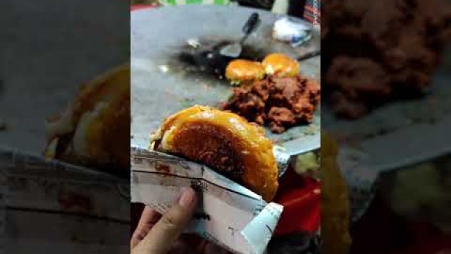 '#lucknow\'s #streetfood version of a burger. Who wants a bite? #shorts #indianfood'