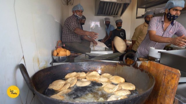 'Lucknow Famous Flying Poori With Chole Rs. 30/- Only l Bajpai Kachori Bhandar l Indian Street Food'